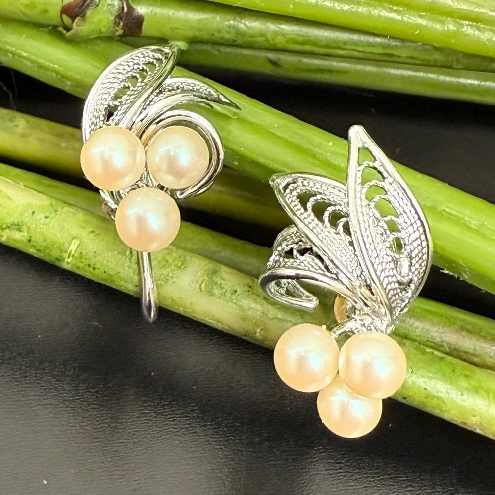 Vintage Unsigned Faux Pearl Silver-tone Filigree Leaf Screw Back Earrings 4.1g.